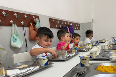 Alumnos comiendo